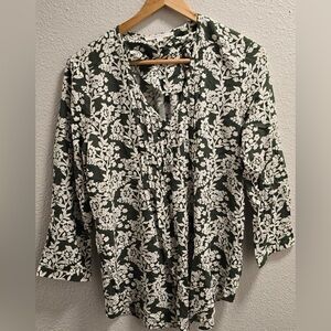 Fun 2 Fun Green print floral women’s blouse NWOT